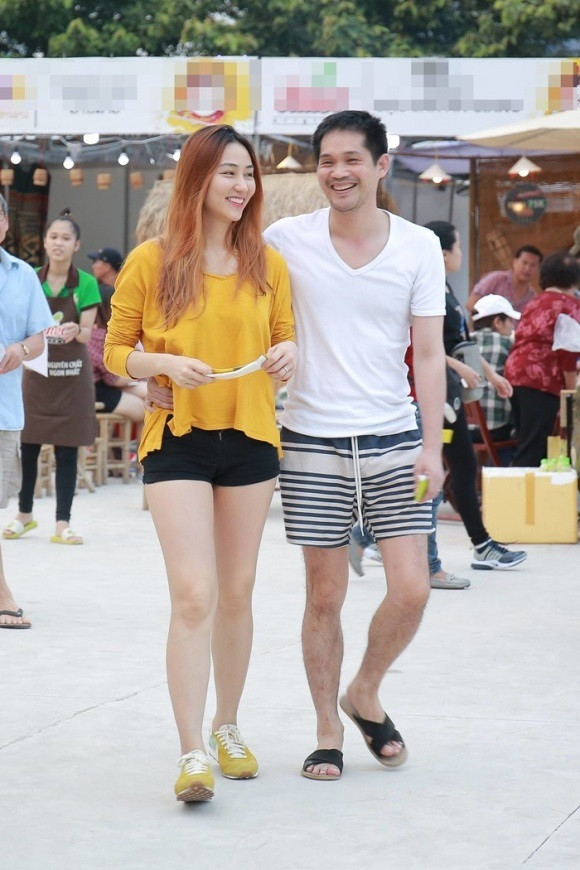 Nữ diễn viên Ngân Khánh diện trang phục vô cùng đơn giản, tươi cười dạo phố cùng ông xã sau một thời gian xa nhau vì việc học - Ảnh: Internet