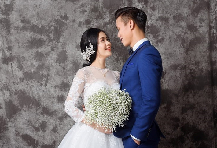 Các fan của nam cầu thủ nổi tiếng chưa hết bất ngờ thì những bức ảnh cưới ngọt ngào của đôi trẻ này mới đây lại được tiết lộ. Nhiều người cho hay họ không khỏi ngưỡng mộ, ghen tỵ với tình yêu của Quế Ngọc Hải - Thùy Phương.