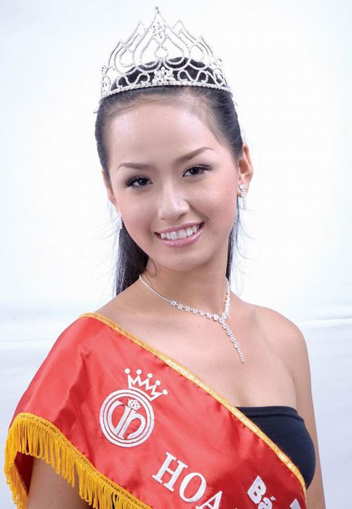 Hoa hậu Mai Phương Thúy Là người kế nhiệm vương miện Hoa hậu từ Nguyễn Thị Huyền vào năm 2006, Mai Phương Thúy cũng là cái tên vô cùng nổi bật. Sở hữu gương mặt duyên dáng, chiều cao khủng và đăng quang khi mới 18 tuổi, Mai Phương Thúy được kì vọng sẽ làm nên chuyện tại đấu trường quốc tế.