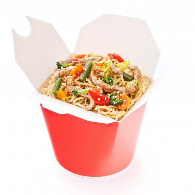 8. Hộp giấy đựng đồ ăn Thuận tiện như cái bạn đang có, thường bạn sẽ đưa cả hộp giấy đựng đồ ăn vào. Hành động này có thể khiến hộp đựng đồ ăn có thể bắt lửa trong lò vi sóng. Hoặc nếu bạn đang sử dụng những cái màu trắng với tay cần kim loại, nó sẽ phát tia điện và làm hỏng lò vi sóng của bạn vĩnh viễn.