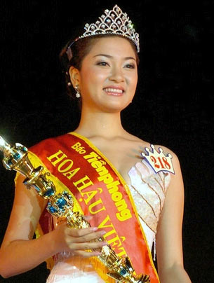 Hoa hậu Nguyễn Thị Huyền Giành vương miện Hoa hậu Việt Nam năm 2004, Nguyễn Thị Huyền là cái tên đầu tiên trong danh sách Hoa hậu được nhiều người mến mộ nhất. Với vẻ đẹp phúc hậu, ôn hòa, cô ngay lập tức được người dân cả nước ủng hộ khi đăng quang.