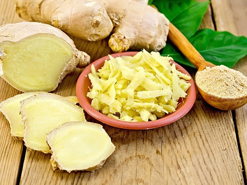 Gừng (Zingfiber officinale): Gừng là một ví dụ điển hình cho các loại thảo dược được dùng lâu đời trong ẩm thực và làm thuốc chống rối loạn tiêu hóa. Nhà bác học John Gerard (Anh) đã tổng kết những thông tin về gừng trong “Herbal or Generall Historie of Plantes” (1597). Ông viết: “Gừng thích hợp với các loại nước sốt hoặc tẩm ướp một số thực phẩm, nó giúp làm ấm bụng, chống nôn, hỗ trợ tiêu hóa, chống đầy bụng và tốt cho dạ dày”.