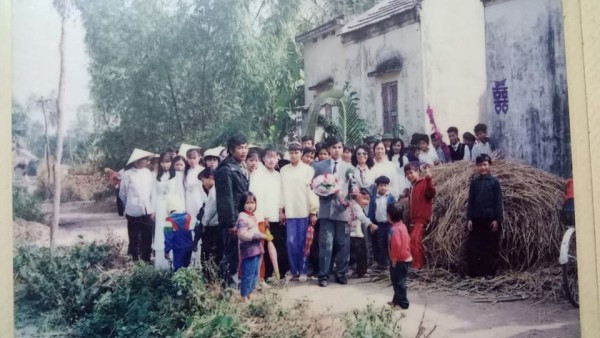 Những dây pháo hồng chỉ còn trong kí ức nhiều người.