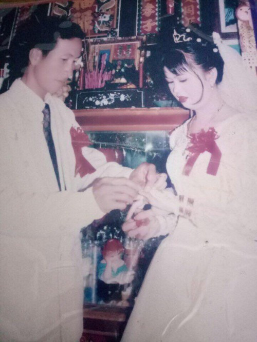 Bạn Tong Ha Mi chia sẻ bức hình chụp lại cảnh cha mẹ trao nhẫn cưới.