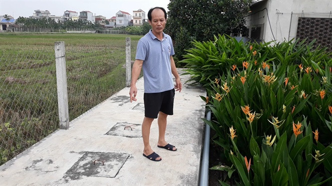 Hệ thống lắng lọc chất thải chăn nuôi hiện đại của trang trại Hiền Thục. “Trang trại lợn hữu cơ Hiền Thục là mô hình kiểu mẫu của cả tỉnh Nam Định về phát triển môt hình chăn nuôi gắn với bảo vệ môi trường. Ở đây, toàn bộ chất thải chăn nuôi đã được xử lý để tạo ra nguồn phân bón hữu cơ giá trị, trở thành dinh dưỡng thiết yếu cho cây trồng. Cách làm này cần được nhân rộng ra địa bàn toàn tỉnh để lan toả phong trào “môi trường xanh, nông sản sạch”, ông Nguyễn Trọng Tấn - Điều phối viên BQL Dự án LCASP tỉnh Nam Định. Ngoài cám ngô, cám gạo, đậu tương, cá khô (cung cấp năng lượng, protein và đạm tự nhiên thiết yếu cho vật nuôi), anh Thục bổ sung thêm nhiều loại thảo dược thiên nhiên trong khẩu phần ăn hàng ngày của đàn lợn như: đẳng sâm, khổ sâm, kim ngân, quế chi, thảo quả, bỗng rượu... và chế phẩm men vi sinh EM. Chúng có tác dụng phòng chống các bệnh về đường hô hấp, rối loạn tiêu hoá, trợ tim và tăng cường khả năng hấp thụ dinh dưỡng tối ưu nhất. Nhờ vậy, suốt hơn 20 năm qua, chuồng lợn của gia đình ông không phải sử dụng bất cứ liều thuốc kháng sinh hoá học nào. Ru ngủ bằng âm nhạc Những con lợn hằng ngày được ăn sâm, ngậm thảo dược có thân hình cường tráng và săn chắc. Với đôi chân chắc khoẻ, chúng di chuyển liên tục, nhanh thoăn thoắt (khác hẳn với lợn nuôi bằng cám công nghiệp tăng trọng nhanh có bộ xương yếu, cõng cả núi thịt nên rất thích nằm). Mỗi con lợn là một hoạt náo viên tinh nghịch, nhưng khi cần không gian yên tĩnh, anh Thục lại dùng “tuyệt chiêu” khiến chúng ngoan ngoãn im lặng. Mỗi khu chuồng đều có những chiếc loa thùng. Buổi sáng từ 7 giờ đến 10 giờ và buổi chiều từ 14 giờ đến 17 giờ hàng ngày, anh Thục kết nối điện thoại thông minh với loa thùng để phát nhạc cho lợn nghe. Giọng hát của những danh ca đình đám được cất lên, đàn lợn nguẩy đuôi tỏ vẻ sung sướng. Một lúc sau, nhiều con nằm xuống, mắt lim dim chìm vào giấc ngủ sâu. Màn “massage não” bằng tiếng nhạc giúp đàn lợn thư giãn, giảm stress và không bị sốc, giật mình khi có tiếng động mạnh. “Giấc ngủ giúp chúng tiêu hao ít năng lượng hơn, hấp thu dinh dưỡng tốt hơn và tăng trọng nhanh hơn”, anh Thục bật mí.