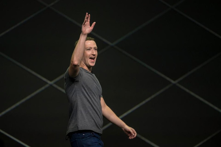2017 là một năm ghi nhận nhiều dấu mốc lớn của Facebook cũng như nhà sáng lập Mark Zuckerberg. Mạng xã hội này chính thức đạt 2 tỷ người dùng toàn cầu vào cuối tháng 6/2017. Còn Zuckerberg "bỏ túi' thêm 23,6 tỷ USD. Hiện tỷ phú 33 tuổi này sở hữu khối tài sản 72 tỷ USD. Zuckerberg cùng vợ cũng tuyên bố sẽ bán 35 - 75 triệu cổ phiếu Facebook trong 18 tháng tới để làm từ thiện.