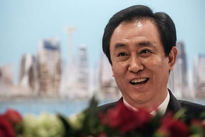 Theo sau là trùm bất động sản giàu nhất thế giới Hui Ka Yan. Tỷ phú người Trung Quốc "bỏ túi" thêm 27,4 tỷ USD, đưa khối tài sản lên 36,5 tỷ USD - gần gấp 4 lần so với đầu năm nhờ cổ phiếu công ty Evergrande Group của ông tăng vọt. Từ đầu năm, cổ phiếu Evergrande Group - tập đoàn sở hữu nhiều dự án bất động sản tại hơn 200 thành phố của Trung Quốc, tăng tới 400%..