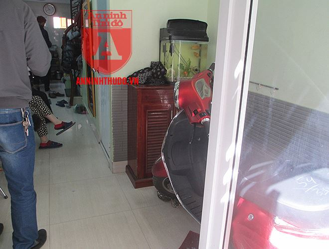 Khu vực để 4 chiếc xe, nay đã mất 3, chỉ còn lại duy nhất chiếc xe điện. Ngoài ra, kẻ gian còn lấy đi 2 điện thoại iPhone 7, 1 điện thoại iPhone 5, cùng ví tiền có 3 triệu đồng và một số giấy tờ.