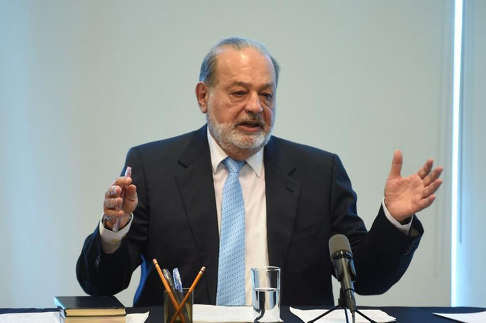 Tỷ phú giàu nhất Mexico Carlos Slim Helu tăng thêm cho khối tài sản của mình 15,3 tỷ USD trong năm 2017 nhờ cổ phiếu América Móvil - nhà cung cấp mạng và truyền hình trả tiền số 1 Mỹ Latin. Cổ phiếu này đã tăng 50% kể từ đầu năm. Hiện tỷ phú này đang sở hữu tài sản 65,1 tỷ USD.