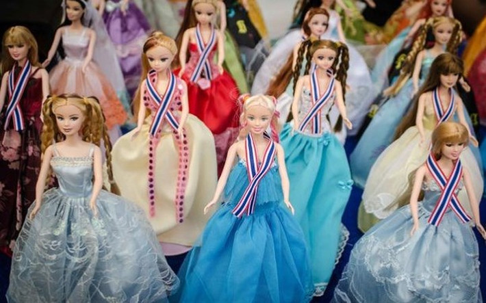 búp bê Barbie và các loại búp bê khác.