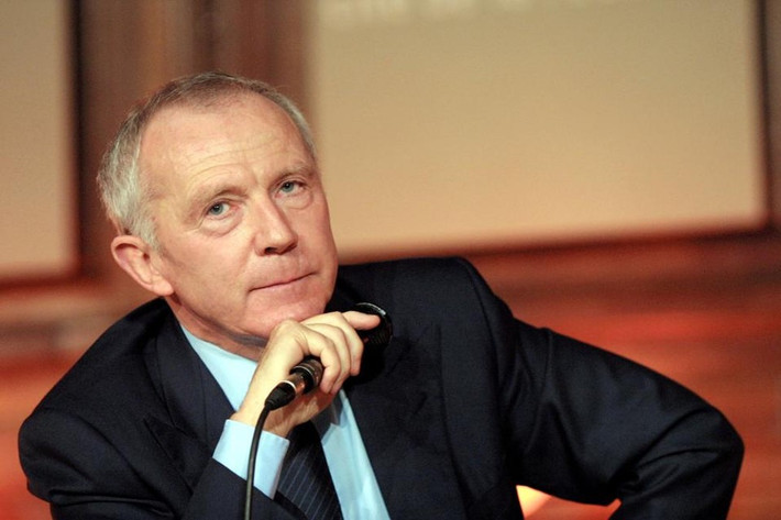 Francois Pinault là chủ nhân tập đoàn Kering - sở hữu loạt thương hiệu xa xỉ như Gucci, Stella McCartney, Alexander McQueen,Saint Laurent và cả nhà đầu giá nổi tiếng Christie’s. Năm 2017, cổ phiếu Kering tăng gần 80% nhờ doanh số lớn của Gucci, giúp tài sản của Pinault tăng thêm 12,5 tỷ USD lên 27,3 tỷ USD.