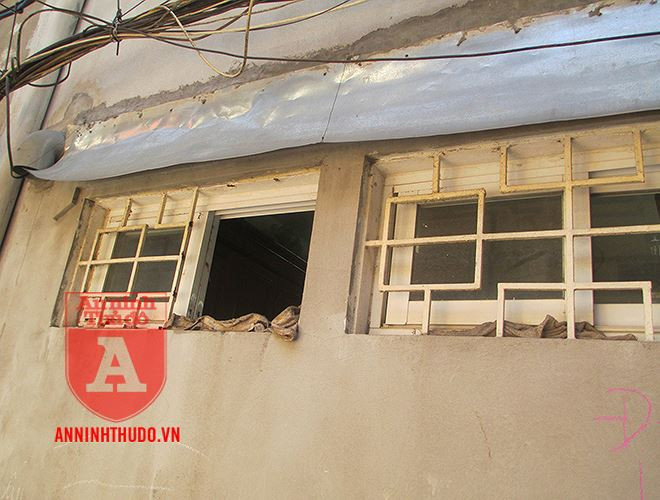 Gia chủ khẳng định luôn khóa cửa cẩn thận trước khi ngủ. Do vậy, họ không ngờ trộm đột nhập vào nhà theo lối cửa sổ thông gió ở bếp như thế này (góc chụp bên ngoài)