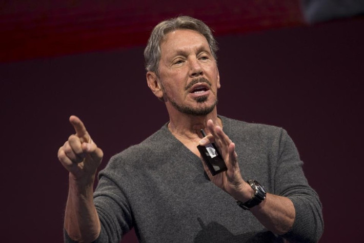 Năm 2017, Larry Ellison "bỏ túi" thêm 13,3 tỷ USD nhờ cổ phiếu hãng phần mềm Oracle do ông sáng lập tăng 30%. Chỉ riêng ngày 15/12, cổ phiếu này tăng 4% giúp tài sản của Ellison tăng thêm 2 tỷ USD. Ellison thành lập Oracle vào năm 1997 và biến nó trở thành công ty có vốn hóa 202 tỷ USD sau 40 năm. Hiện tỷ phú này sở hữu tài sản 61 tỷ USD.