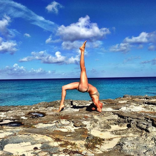 The Sun dẫn lời Meghan Markle tiết lộ bí quyết làm đẹp của cô chính là tập luyện yoga đều đặn. Ảnh: geneviéve charbonneau.