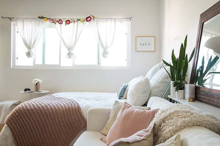 Trong tổ ấm nhỏ này, tất cả các khu vực chức năng được thiết kế mở, liền mạch khiến không gian vô cùng thông thoáng và rộng mở.