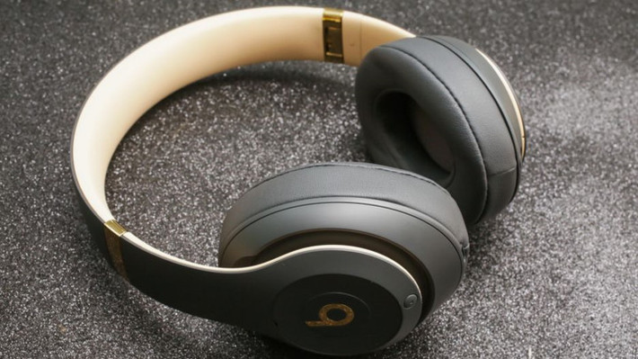 6. Beats Studio3 WIreless: Mặc dù thiết kế vẫn được giữ nguyên nhưng Beats đã nâng cấp Studio Wireless bằng các trình điều khiển và bộ phận khác, cũng như cải thiện khả năng chống ồn, tuổi thọ pin và âm thanh tốt hơn. Giá của chiếc tai nghe này khoảng 349 USD. (Ảnh: Sarah Tew/CNET)
