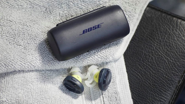 5. Bose Soundsport Free: Soundsport Free chính là lựa chọn tốt nhất của Bose cho AirPod về tai nghe không dây. Tuy chúng có mức giá khá cao nhưng âm thanh và những tính năng mà nó mang lại chắc chắn sẽ đáp ứng được nhu cầu của bạn. Giá của chiếc tai nghe này khoảng 249,99 USD. (Ảnh: Bose).