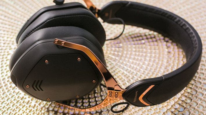 4. V-Moda Crossfade 2 Wireless: Tai nghe Bluetooth mới nhất của V-Moda là phiên bản tốt nhất của họ với chất lượng âm thanh, tuổi thọ pin và sự thoải mái được đánh giá khá tốt. Có lẽ đây là một trong những chiếc tai nghe không dây cao cấp tốt nhất mặc dù nó không có tính năng chống ồn. Giá của chiếc tai nghe này khoảng 329 USD. (Ảnh: Sarah Tew/CNET).