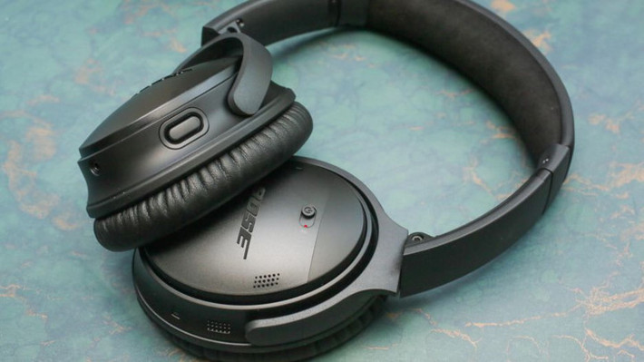 2. QuietComfort 35: Bose đã bổ sung một nút dành riêng cho việc kết nối với Google Assistant với tai nghe không dây chống ồn QuietComfort 35, đồng thời người sử dụng có thể dùng các lệnh thoại. Phiên bản gốc của QuietComfort 35 đã giành được giải thưởng của Editors 'Choice từ CNET. Giá của chiếc tai nghe này khoảng 349 USD. (Ảnh: Sarah Tew/Cnet)