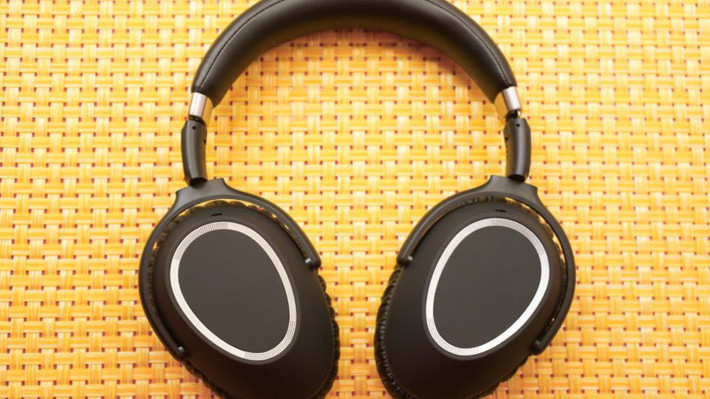 9. Sennheiser PXC 550 Wireless: Sennheiser PXC 550 Wireless là một đối thủ cạnh tranh xứng đáng với Bose QuietComfort 35 II. Giống như mô hình đó, nó rất thoải mái và sở hữu tính năng giảm tiếng ồn khá ấn tượng và cũng hỗ trợ các lệnh thoại. Giá của chiếc tai nghe này khoảng 373,52 USD. (Ảnh: James Martin/CNET)