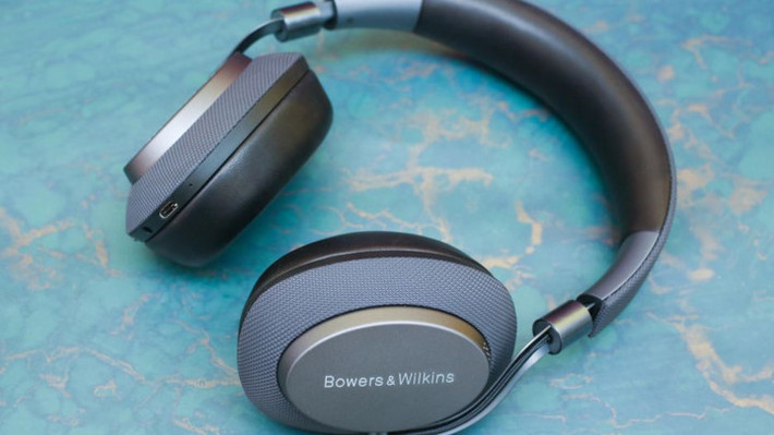 1. PX: Bowers &amp; Wilkins, hãng loa nổi tiếng từ Anh đã vừa giới thiệu mẫu tai nghe không dây mới mang tên PX, chiếc tai nghe đầu tiên của hãng ứng dụng công nghệ chống ồn chủ động. Giá của chiếc tai nghe này khoảng 399,99 USD. (Ảnh: Sarah Tew/Cnet).