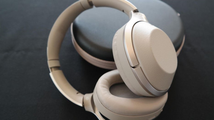 3. Sony WH-1000XM2: Đây là một sản phẩm của Sony để cạnh tranh trực tiếp với Bose's QuietComfort 35 II. Chiếc tai nghe hỗ trợ Bluetooth không dây với chất lượng âm thanh ấn tượng và cũng có những tính năng công nghệ giúp giảm tiếng ồn hoạt động tương đương với Bose's, cũng như một số tính năng tiện ích bổ sung hướng tới các khách du lịch. Giá của chiếc tai nghe này khoảng 348 USD. (Ảnh: David Carnoy/CNET)
