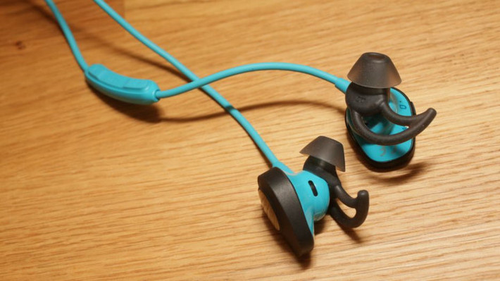 7. Bose SoundSport Wireless: Bose SoundSport Wireless là một trong những chiếc tai nghe thể thao không dây tuyệt vời nhất của Bose; công ty vừa mới cập nhật nó trong tháng 9 vừa qua để giải quyết một vài lỗi nhỏ của một tỷ lệ nhỏ các tai nghe này.Giá của chiếc tai nghe này khoảng 149 USD. (Ảnh: Sarah Tew/CNET)