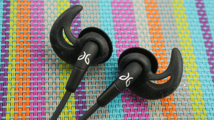 10. Jaybird Freedom 2 Wireless: Tai nghe không dây của Freedom - Jaybird Freedom 2 sẽ mang lại trải nghiệm mới và cô cùng thoải mái cho các khách hàng. Ngoài ra nó còn có một hệ thống điều chỉnh dây tai nghe cải tiến mới. Mặc dù, chỉ thay đổi rất ít so với phiên bản trước nhưng nó vẫn tạo được sự khác biệt lớn. Giá của chiếc tai nghe này khoảng 149,99 USD. (Ảnh: James Martin/CNET)
