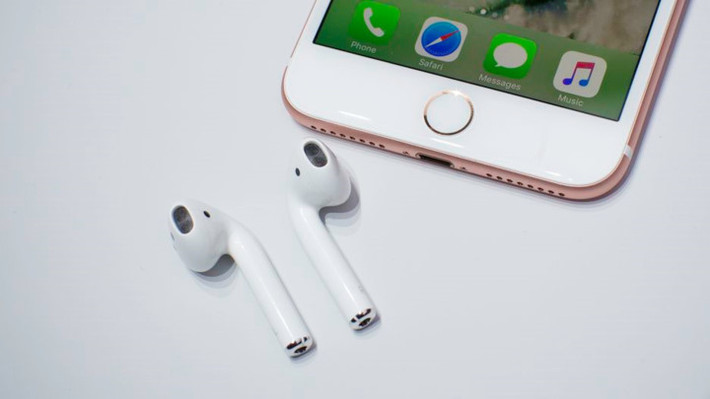 8. Apple AirPods: AirPods không dây hoàn toàn của Apple có thể có thiết kế hơi lạ và chúng được thiết kế để tự động ghép nối với iPhone 7, 7 Plus và các thiết bị khác của Apple chạy iOS 10 kể cả WatchOS 3 hoặc MacOS Sierra. Giá của chiếc tai nghe này khoảng 184,99 USD. (Ảnh: James Martin/CNET)