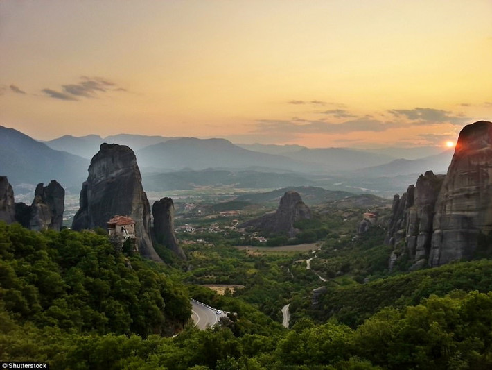 Metéora, Kalabaka, Hy Lạp: Meteora nổi tiếng nhất với các tu viện chính thống, nằm trên tháp ở trung tâm Hy Lạp. Đến Meteora leo núi, du khách có 2 lựa chọn giữa các tuyến đường "hiện đại" có đai sắt và các tuyến đường cũ, được gọi là "kinh điển". Trong đó, tuyến đường leo núi đặc biệt nhất có thể kể đến là ngọn tháp Spindle, cao 50 m. Độ khó của Spindle nằm ở việc ngọn tháp mỏng và trong 5 m đầu tiên khi leo hầu như không có hốc đá để bám vào.