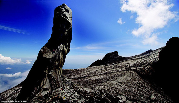 Kinabalu, Malaysia: Donkey Ear là nơi có những tuyến đường vách đá đẹp nhất của Kinabalu. Caroline và James nói rằng Kinabalu là một thế giới tĩnh lặng và đòi hỏi sự kiên nhẫn. Thời tiết ở đây lạnh và các nhà thám hiểm cần tận dụng khoảng thời gian có mặt trời để chinh phục những tuyến đường của mình.