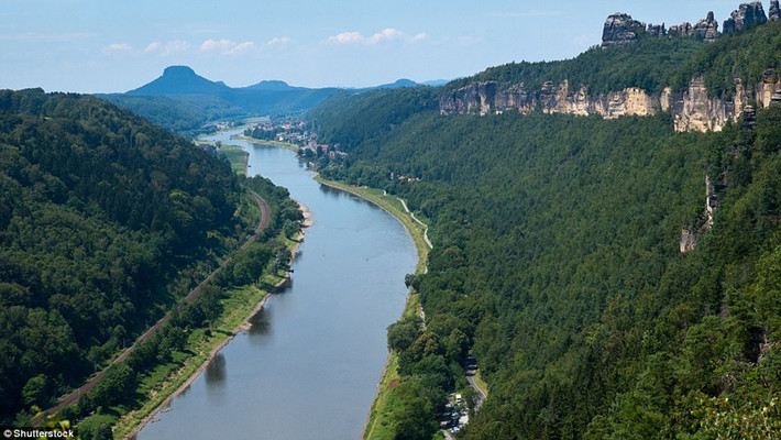 Thung lũng Elbe, Decin, Cộng hòa Séc: Thung lũng Elbe tự hào có một cảnh quan đẹp với những vách đá lịch sử. Các vách đá Dolni Zleb ở thung lũng này nhìn ra sông Elbe và bao quanh bởi rừng thông dày, đã được nhiều nhà leo núi chinh phục. Ngoài ra, nơi đây còn trang bị dây cáp, các thiết bị an toàn cùng những đinh sắt trên vách đá nhằm hỗ trợ tối đa cho người leo núi.