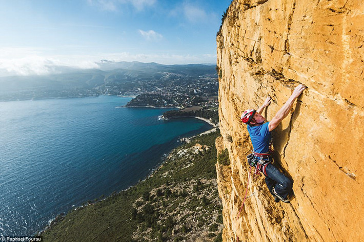 Les Calanques, Marseille, Pháp: James Pearson và Caroline Ciavaldini là đại sứ thương hiệu của The North Face. Họ đã dành hơn một thập kỷ để chinh phục các vách đá trên khắp thế giới. Trong cuốn sách mới phát hành của mình, họ chia sẻ rằng Les Calanques là địa điểm leo núi thú vị vì có những vách đá dựng đứng của La Grotte de l'hermite và l'Ours. Trên các vách đá có những móc vịn bằng sắt tạo thành những con đường leo núi đặc biệt và là thách thức phổ biến trong những năm 1990.