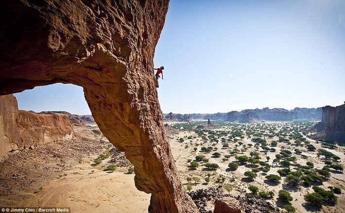Sa mạc Ennedi, Chad: Chad là một trong những khu vực mới nhất và xa xôi nhất mà các nhà leo núi khám phá trong những năm gần đây. Khu vực này có ít thảm thực vật và các nhà leo núi cần có khả năng đối phó với nhiệt độ cực đoan khi đến đây. Sau bốn ngày lái xe từ N'Djamena, các cấu trúc đá được mệnh danh là tường thành sa thạch bắt đầu hiện ra và thôi thúc các nhà thám hiểm. Hình ảnh lạ lùng của các khối đá giữa sa mạc khô cằn có sức hút đặc biệt với các nhà leo núi.