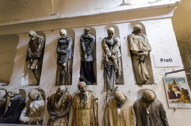 Hầm mộ Capuchin, Palermo, Italia: Đây là nơi lưu giữ hài cốt của 8.000 người từ thế kỷ thứ 18 đến thế kỷ thứ 19. Nhà văn nổi tiếng người Pháp Guy de Maupassant viết: “Đầu của các xác chết trông rất kinh sợ, miệng như muốn nói, mặt biến dạng”. Du khách có thể tham quan hầm mộ Capuchin tất cả các ngày trong tuần trừ Chủ Nhật. Bạn nên cẩn thận và tránh bị lạc trong hầm mộ. Một người say xỉn từng ngủ quên ở đó và thức dậy vào lúc nửa đêm và sau đó anh ta được tìm thấy trong tình trạng bị tâm thần.