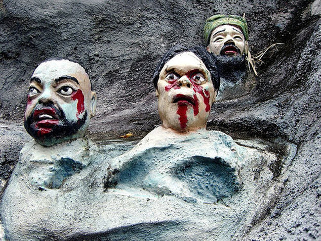 Công viên giải trí Haw Par Villa, Singapore: Địa điểm du lịch này hoàn toàn đối lập với Disneyland và nó giống như địa ngục. Những hiện vật trưng bày trong công viên Haw Par Villa đơn giản là cách dạy trẻ em về đạo lý. Ví dụ: Cảnh tượng người phạm tội bị chặt tay để giáo dục trẻ em không gian lận trong thi cử. Du khách có thể tham quan miễn phí địa điểm này.