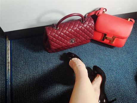 Ngoài Hermes, mỹ nữ còn làm bạn với các thương hiệu khác như Chanel. Chiếc túi màu đỏ sang trọng có giá 107 triệu đồng.