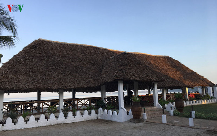 Cái tên Zanzibar gắn liền với hình ảnh những cô gái bẽn lẽn che khuôn mặt xinh đẹp bằng lớp mạng mỏng đứng nép bên góc cửa, cười khúc khích với nhau trong câu chuyện “Nghìn lẻ một đêm”. Bên cạnh đó, là câu chuyện về thành phố phồn hoa với những ngôi nhà đẹp hút hồn du khách.