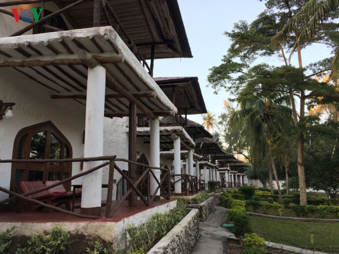 Khu vực bên ngoài được sử dụng chủ yếu chất liệu gỗ sẵn có tại địa phương rất gần gũi với thiên nhiên.