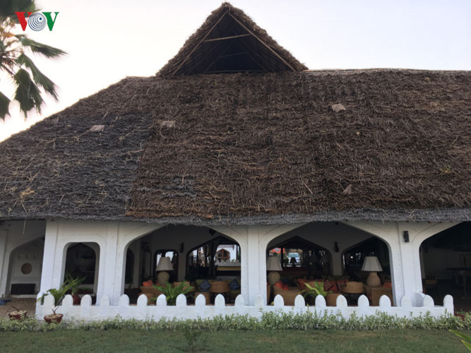 Zanzibar có vị trí đắc địa trên Ấn Độ Dương, nên từ thế kỷ thứ I, các thương nhân từ Ả Rập, Ba Tư, Ấn Độ đã đến đây mua bán gia vị – sản vật đặc trưng của địa phương. Vì vậy hòn đảo đặc biệt này chịu ảnh hưởng bởi nhiều nền văn minh và kiến trúc khác nhau.