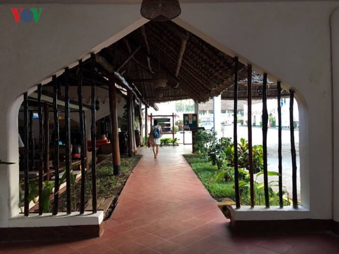 Khu vực bên trong những ngôi nhà lớn với những cửa vòm gắn với mái lá rất đặc sắc.