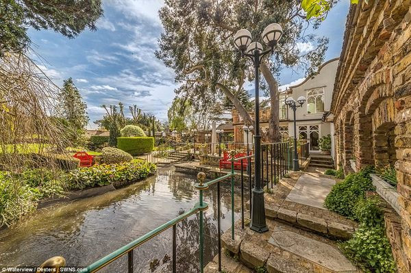 Là một người có niềm đam mê đặc biệt với phong cách kiến trúc Venetian và Romantic, ông đã biến nơi ở của mình thành một dự án cá nhân trọn đời của riêng mình. Ngay khi mua xong căn hộ ở vùng Wrasbury của Anh với giá 16,500 bảng Anh, tương ứng hơn 400 triệu đồng vào năm 1966, ông Trevor đã ngay lập tức san phẳng toàn bộ ngôi nhà, và bắt đầu quá trình thi công để dựng nên một cung điện của riêng mình suốt 30 năm sau đó.