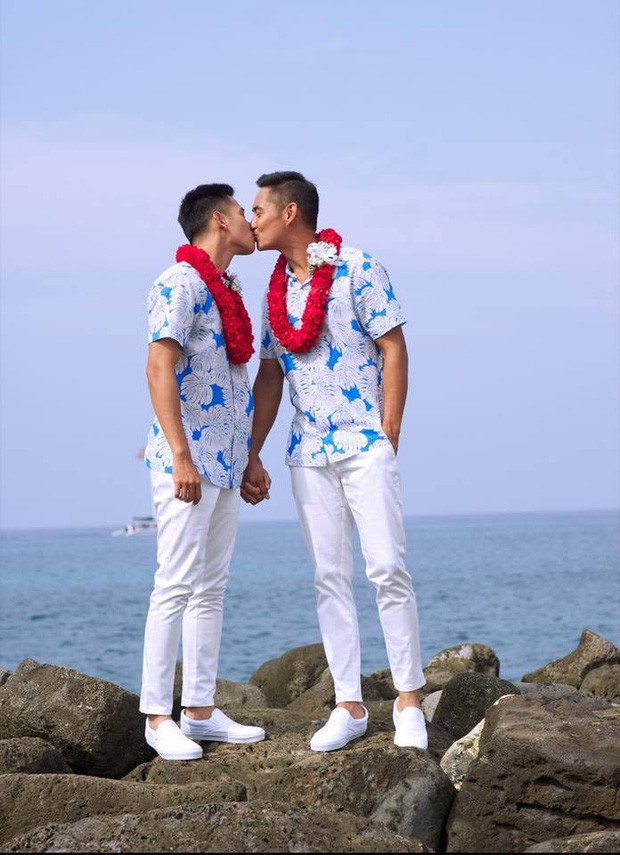 Rhonee Rojas từng đại diện tiểu bang Hawaii tham dự cuộc thi Manhunt International 2011 và Men Universe Model 2012. Đặc biệt, anh cũng từng là đối thủ của Trương Nam Thành ở Manhunt International 2011. Hồ Vĩnh Khoa chia sẻ: "Cuộc đời mình luôn gắn liền với bất ngờ, năm trước đến đây với một trái tim tan nát thì năm nay trở lại đây lại là một trái tim trọn vẹn cho những khởi đầu mới". Những hình ảnh đẹp trong đám cưới Hồ Vĩnh Khoa và Rhonee Rojas: