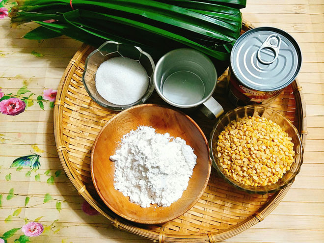 Chuẩn bị nguyên liệu làm bánh da lợn: - 1 bó lá dứa - 150gr đường - 90gr đậu xanh không vỏ - 1 xíu muối - 1 chút vani - 190gr bột năng - 40gr bột gạo - 120ml nước - 380gr nước cốt dừa - Khuôn đổ bánh