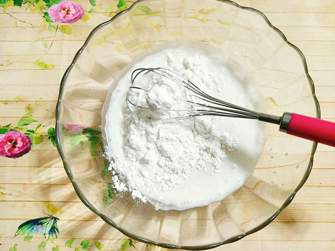 Bước 3: Cho nước cốt dừa vào tô, thêm nước, xíu muối, đường và khuấy đều cho hòa tan mới cho bột năng, bột gạo vào cùng rồi khuấy đều cho bột tan hết.
