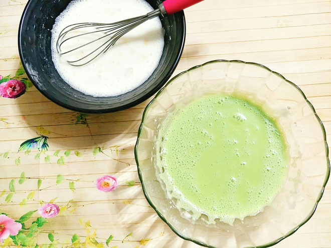 Bước 4: Chia hỗn hợp làm 2 phần đều nhau, 1 phần bạn cho đậu xanh vào khuấy đều, phần còn lại cho nước cốt lá dứa vào khuấy đều.