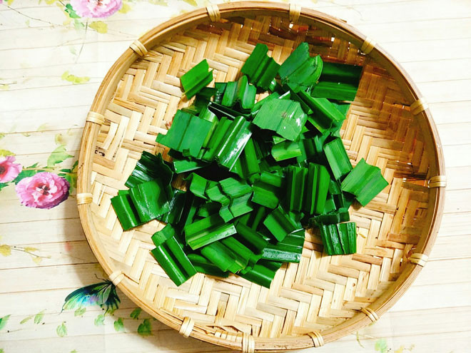 Bước 2: Lá dứa đem rửa sạch rồi cắt khúc ngắn cho vào máy xay sinh tố, đậy nắp và xay nhuyễn sau đó đổ ra lọc lấy nước cốt lá dứa.
