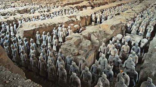 7. Quân đội Terra Cotta Hình ảnh hàng chục người đàn ông bao quanh ngôi mộ cho thấy một khám phá khảo cổ kỳ lạ về những người lính Terra Cotta được chôn cùng Hoàng đế đầu tiên của Trung Quốc, Tần Thủy Hoàng, để bảo vệ ông sau khi chết.