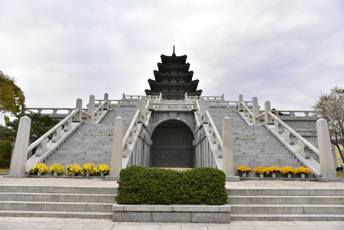 Bảo tàng Quốc gia (Seoul): Du khách đến Hàn Quốc không thể bỏ qua Bảo tàng Quốc gia. Công trình này được xây bằng đá cẩm thạch, bên trong có hơn 12.044 hiện vật. Khi tới đây, bạn sẽ được chiêm ngưỡng những tác phẩm nghệ thuật có từ thế kỷ 6 và 7,cũng như xem các chương trình biểu diễn tại hội trường lớn.