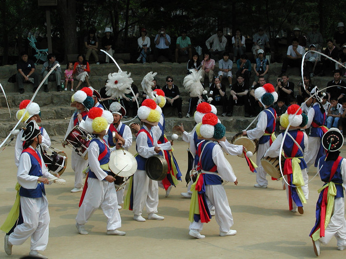 Nori Madang (Seoul): Đây là nhà hát ngoài trời với sức chứa 2.500 người. Du khách sẽ được hiểu thêm về nền văn hóa Hàn Quốc sau khi theo dõi các màn biểu diễn. Thông qua mỗi màn trình diễn, các vũ công và ca sĩ thể hiện niềm tự hào đối với lịch sử đất nước.